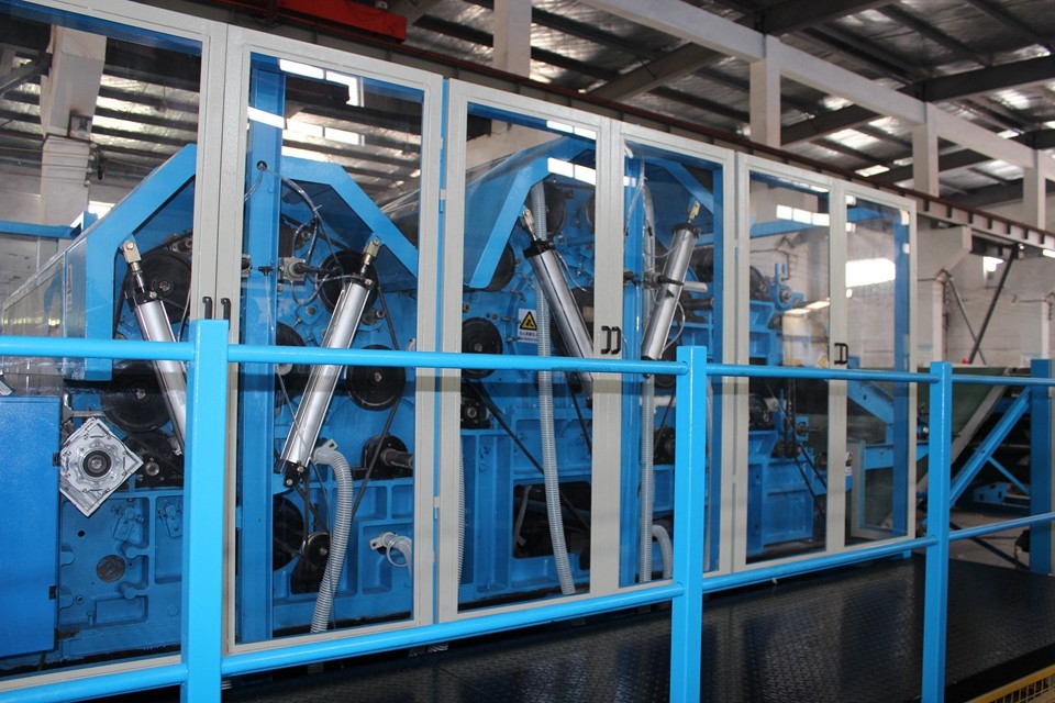 Hochgeschwindigkeitsfaser-Werkzeugmaschine für Polyester-die nichtgewebte Füllmaterial-Herstellung