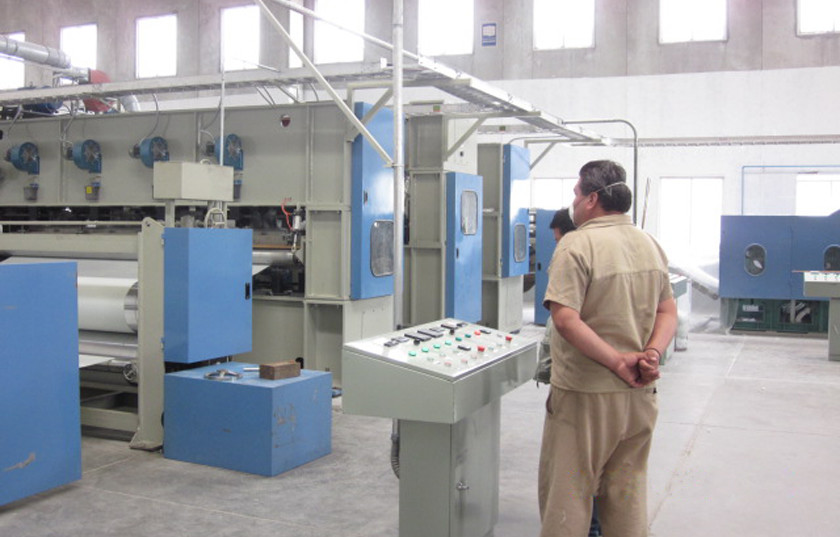 4000mm nicht Gewebe, das Maschine für die nichtgewebte Füllmaterial-Auffüllen-Herstellung herstellt
